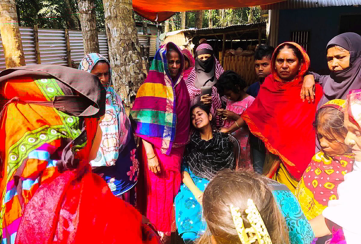 দাফনের আগে ইমরানের গ্রামের বাড়িতে ভিড় করেন স্বজন ও প্রতিবেশীরা। আজ শনিবার সকালে মাদারীপুর সদরের পশ্চিম পেয়ারপুর গ্রামে