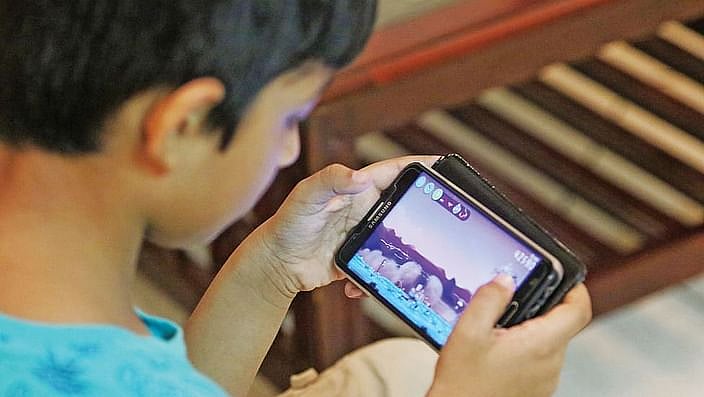 খুব ছোটবেলায় শিশুদের স্ক্রিনে অভ্যস্ত হওয়ার প্রবণতা বেড়েই চলেছে