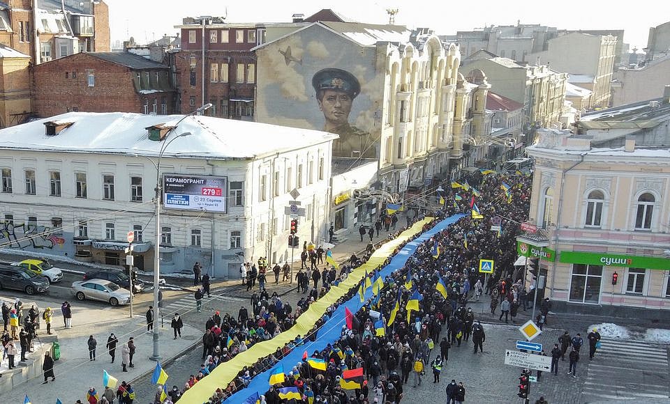 ইউক্রেনের দ্বিতীয় বৃহত্তম শহর খারকিভের রাস্তায় কয়েক হাজার মানুষ বিক্ষোভ করেছেন
