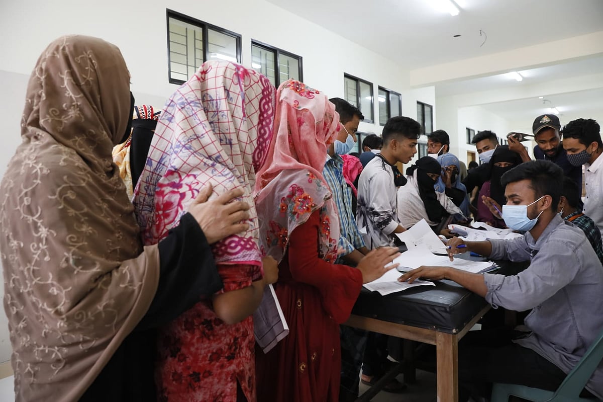 শহীদ সোহরাওয়ার্দী মেডিকেল কলেজ হাসপাতালের নতুন ভবনের চারতলায় টিকাকেন্দ্র। যাঁরা নিবন্ধন করে এসেছেন, তাঁদের পরিচয় যাচাইয়ের জন্য এক পাশে ব্যবস্থা। আর যাঁরা নিবন্ধিত না, তাঁদের জন্য পৃথক ব্যবস্থা