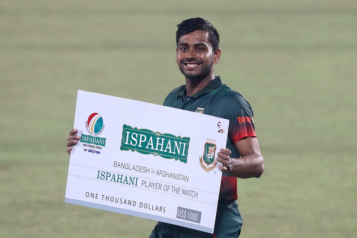 ম্যাচসেরার পুরস্কার হাতে মেহেদী হাসান মিরাজ