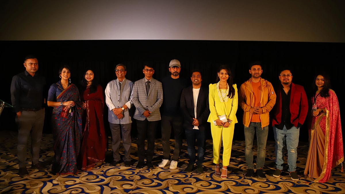 ব্লকবাস্টার সিনেমাসে ওয়েব ফিল্ম রেডরাম-এর বিশেষ প্রদর্শনীতে (বাঁ থেকে) সাজগোজের কো-ফাউন্ডার ও সিইও নাজমুল শেখ, চরকির পার্টনারশিপ অফিসার নীল হুরেজাহান, সাজগোজের কো-ফাউন্ডার ও সিসিও সিনথিয়া শারমিন ইসলাম, মিডিয়াস্টার লিমিটেডের ডিরেক্টর ও প্রথম আলো সম্পাদক মতিউর রহমান, অভিনেতা আজিজুল হাকিম, আফরান নিশো, চরকির প্রধান পরিচালন কর্মকর্তা রেদওয়ান রনি, অভিনেত্রী মেহজাবীন চৌধুরী, অভিনেতা মনোজ প্রামাণিক, রেডরাম-এর সিনেমাটোগ্রাফার বিদ্রোহী দীপন ও সাজগোজের হেড অব বিজনেস ডেভেলপমেন্ট ফারহানা প্রীতি। ছবি: চরকির সৌজন্যে