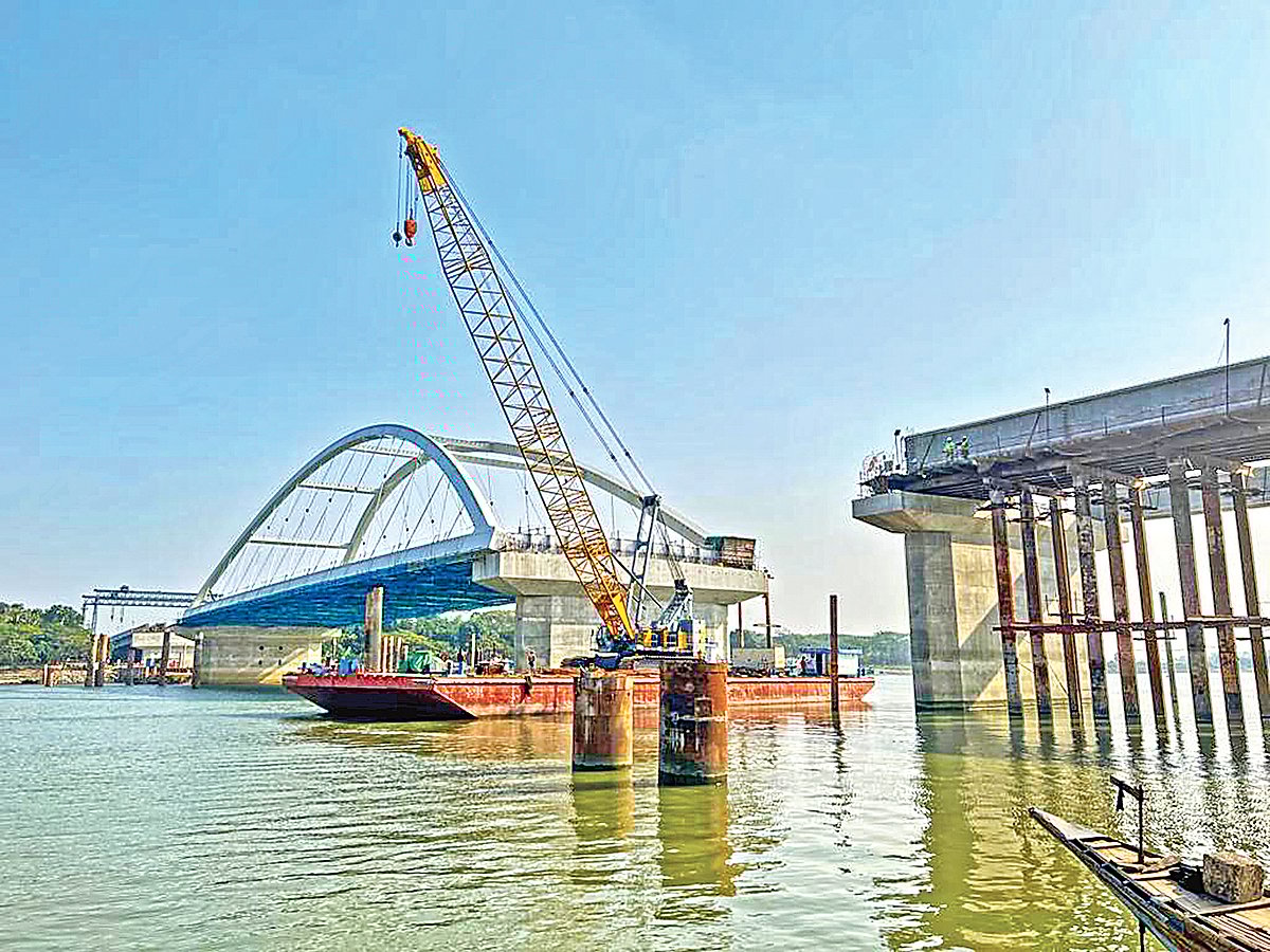 মধুমতী নদীতে নির্মাণাধীন সেতুর সার্বিক কাজ সম্পন্ন হয়েছে ৬৫ শতাংশ। সংযোগ সড়কের কাজ শেষের পথে। মূল সেতুর দুটি স্প্যান বসানোর কাজ বাকি। গত মঙ্গলবার