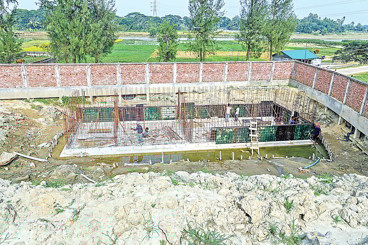 কক্সবাজার পৌরসভা এলাকায় তৈরি করা হচ্ছে সারফেস ওয়াটার ট্রিটমেন্ট প্লান্ট। সম্প্রতি পৌরসভার ঝিলংজা ইউনিয়নের চান্দের পাড়ায়