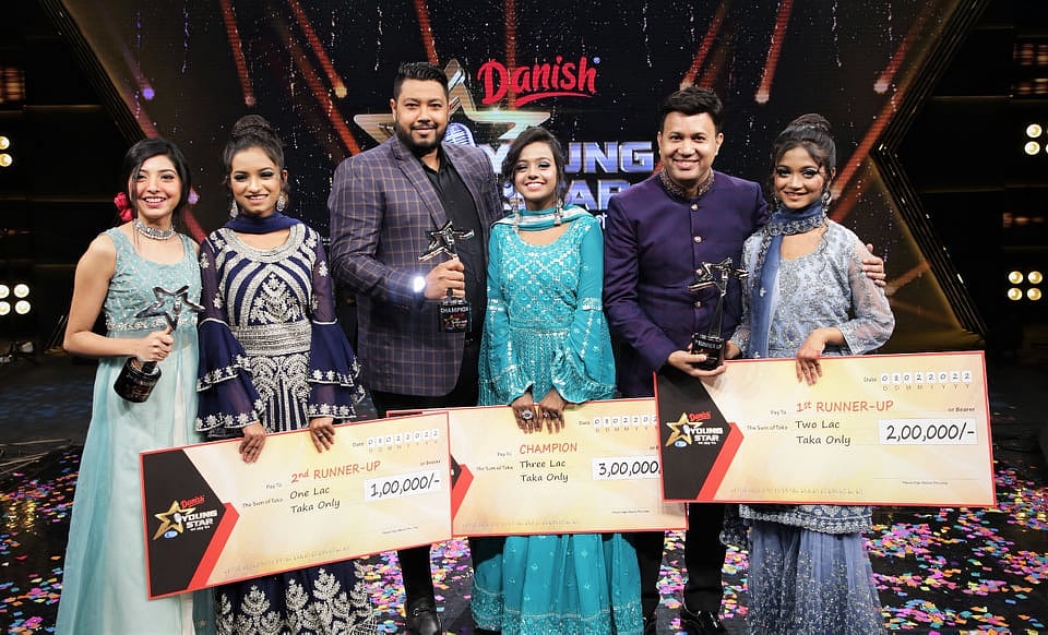 ‘ইয়াং স্টার’-এর প্রধান তিন বিচারকের সঙ্গে বিজয়ীরা। ছবি: আরটিভির সৌজন্যে