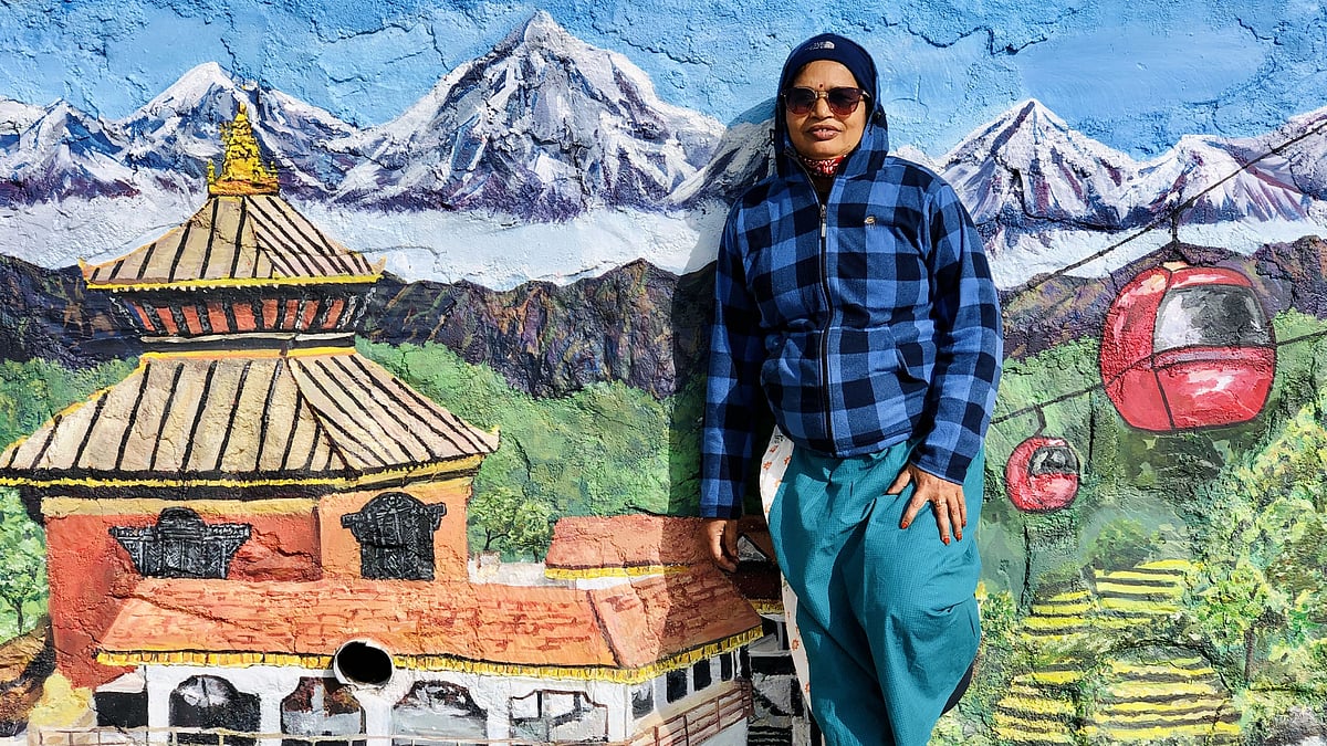 নেপালের এক দেয়ালের সামনে