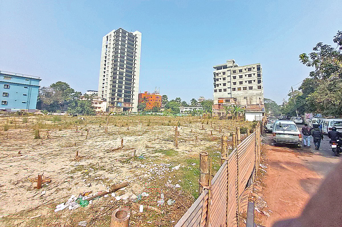 রাজশাহী নগরের পরিবেশ রক্ষায় সংরক্ষণ করা হবে সিটি করপোরেশনের এমন তালিকায় ছিল এই স্থানে থাকা পুকুর। তবে তা ভরাট করে এখন সেখানে কলাবাগান করা হচ্ছে। গতকাল মঙ্গলবার রাজশাহী নগরের কাজীহাটা এলাকায়