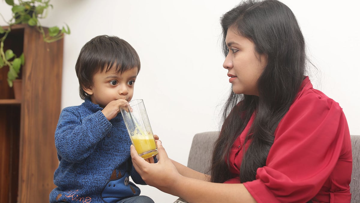 আস্ত ফল খেতে না চাইলে রস করে দিতে পারেন। মডেল: রাসিন ও তুর্জি