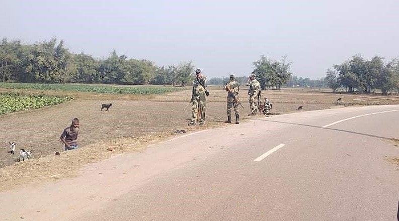 লালমনিরহাটের পাটগ্রাম উপজেলার দহগ্রাম ইউনিয়নে প্রবেশ করা বিএসএফ সদস্যরা