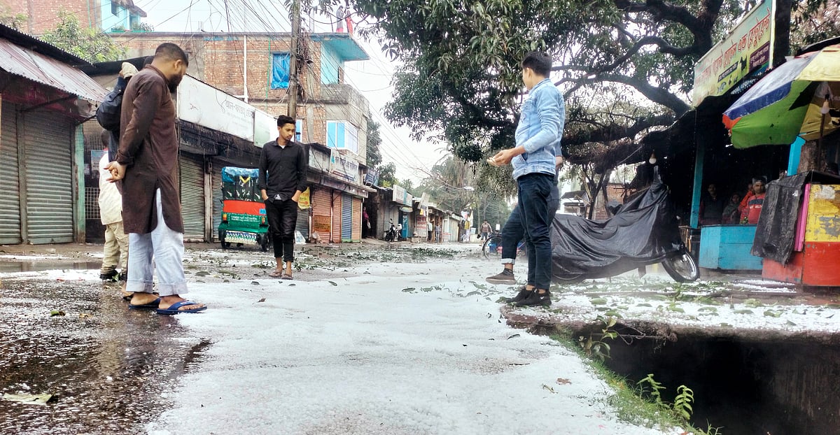 ঠাকুরগাঁও শহরের বিভিন্ন এলাকায় আজ শুক্রবার বিকেলে ব্যাপক শিলাবর্ষণে বসতবাড়ির উঠান ও পথঘাটে বরফ জমে সাদা হয়ে যায়