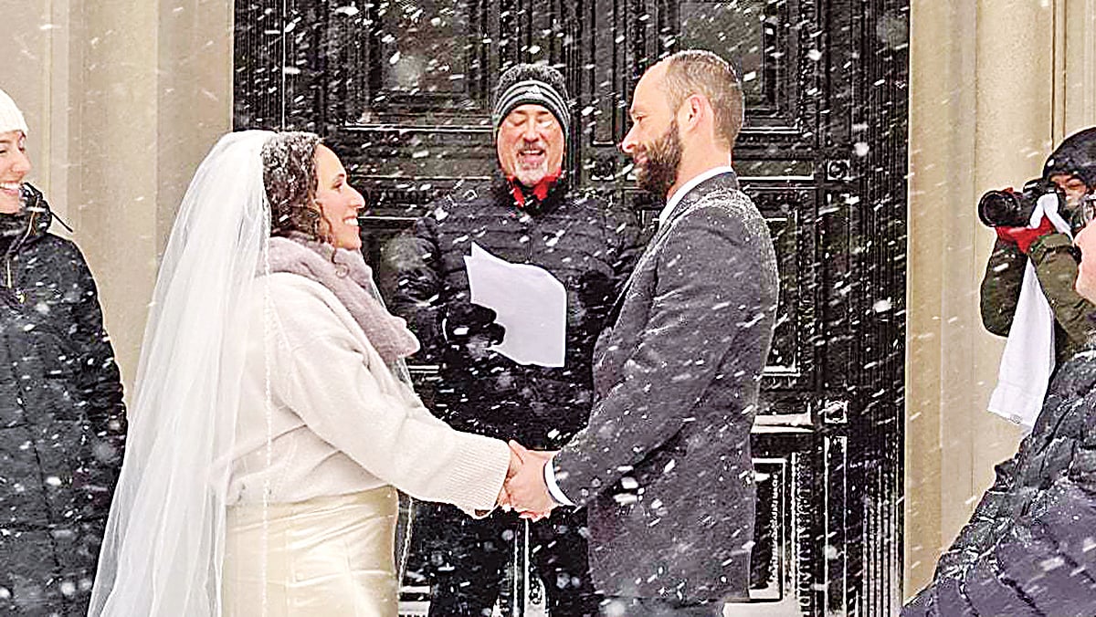 তুষারপাতের মধ্যে খোলা আকাশের নিচে বিয়ে করে শোরগোল ফেলেছেন অ্যাডাম ও স্যালি ইরুজো জুটি