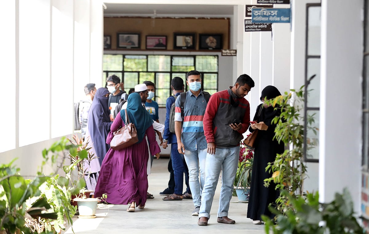 মঙ্গলবার সকাল থেকে শিক্ষক-শিক্ষার্থীদের পদচারণায় মুখরিত হয়ে ওঠে সিলেটের শাহজালাল বিজ্ঞান ও প্রযুক্তি বিশ্ববিদ্যালয় ক্যাম্পাস