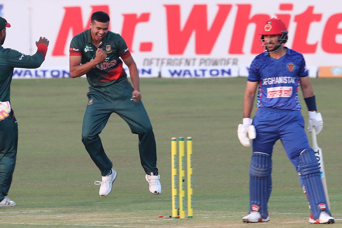 মাঝের ওভারে নিয়মিত উইকেট এনে দেন তাসকিন