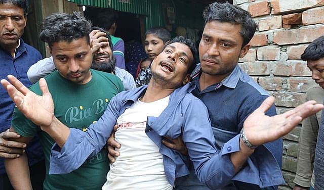 চট্টগ্রামের সাতকানিয়ার নলুয়া ইউনিয়নের বোর্ড অফিস কেন্দ্রের বাইরে সহিংসতা নিহত তাসিবের বাবার আহাজারি