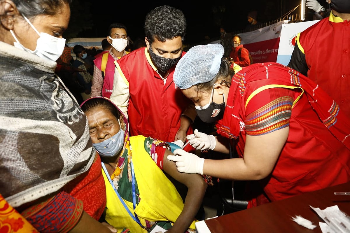 কমলাপুর রেলস্টেশন এলাকায় ভাসমান মানুষকে করোনার টিকা দেওয়া শুরু করেছে সরকার। ঢাকা, ৬ ফেব্রুয়ারি