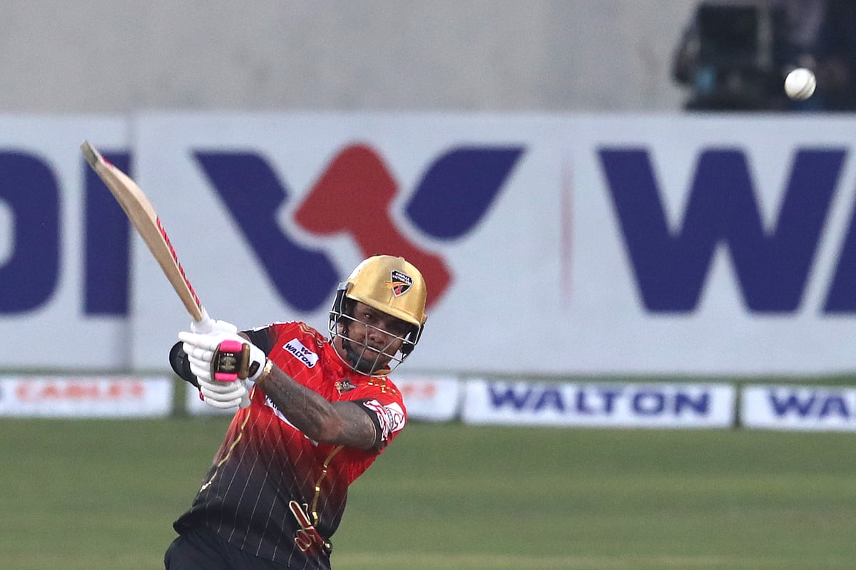 ঝড় তুলেছেন সুনীল