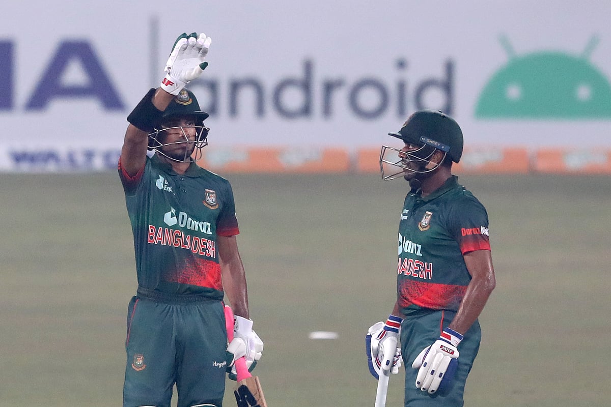 সপ্তম উইকেটে ১৭৪ রানের অবিচ্ছিন্ন জুটি গড়েছেন আফিফ-মিরাজ