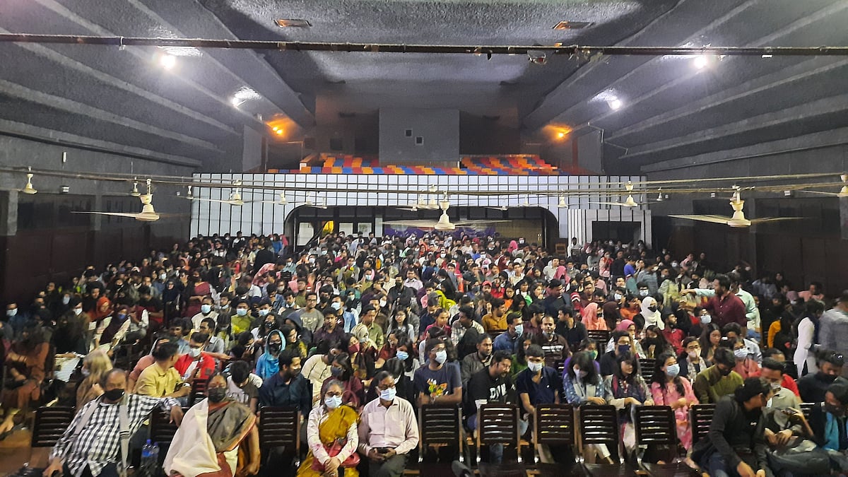 টিএসসি মিলনায়তনে স্বাস্থ্যবিধি মেনে ছবি দেখছেন দর্শকেরা। ছবি: ঢাকা বিশ্ববিদ্যালয় চলচ্চিত্র সংসদের সৌজন্যে