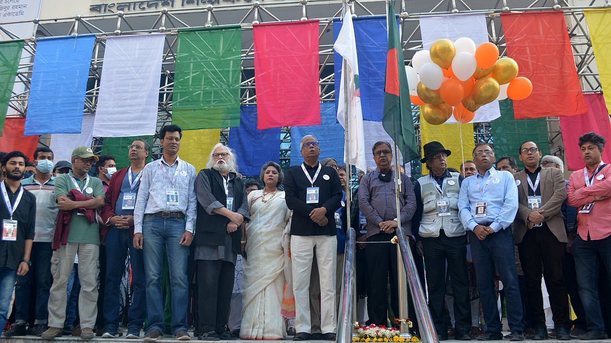 জাতীয় সংগীত ও উৎসব সংগীত পরিবেশনের মধ্য দিয়ে উদ্বোধনী অনুষ্ঠান শুরু হয়