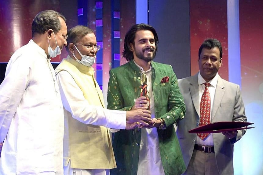 প্রধানমন্ত্রী শেখ হাসিনার পক্ষে বিজয়ীদের হাতে চলচ্চিত্র পুরস্কার তুলে দেন তথ্যমন্ত্রী