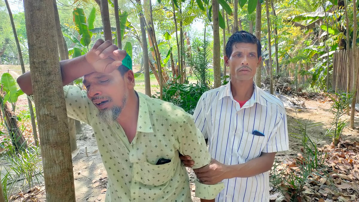 শীতলক্ষ্যা নদীতে লঞ্চডুবিতে স্ত্রী ও মেয়েকে হারিয়ে দিশেহারা মো. ইউনুস খলিফা। আজ সোমবার পটুয়াখালীর মির্জাগঞ্জ উপজেলার ভাজনা কদমতলা গ্রামে