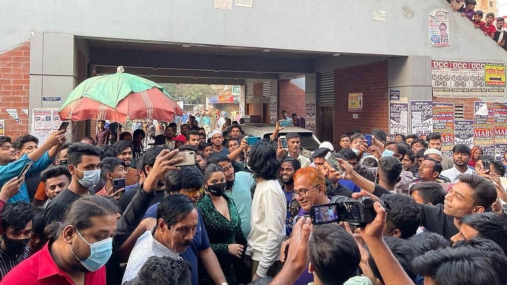 সন্ধ্যা সাড়ে ছয়টার শোর ঠিক আগে আগে পুরান ঢাকার চিত্রামহলে যান পরীমনি ও রোশানরা