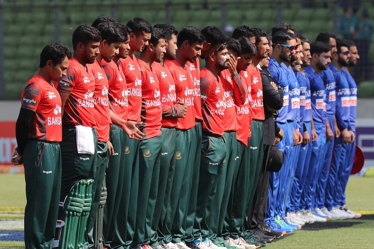 ম্যাচের আগে ওয়ার্ন ও রড মার্শের স্মরণে এক মিনিট নীরবতা পালন করে দুই দল