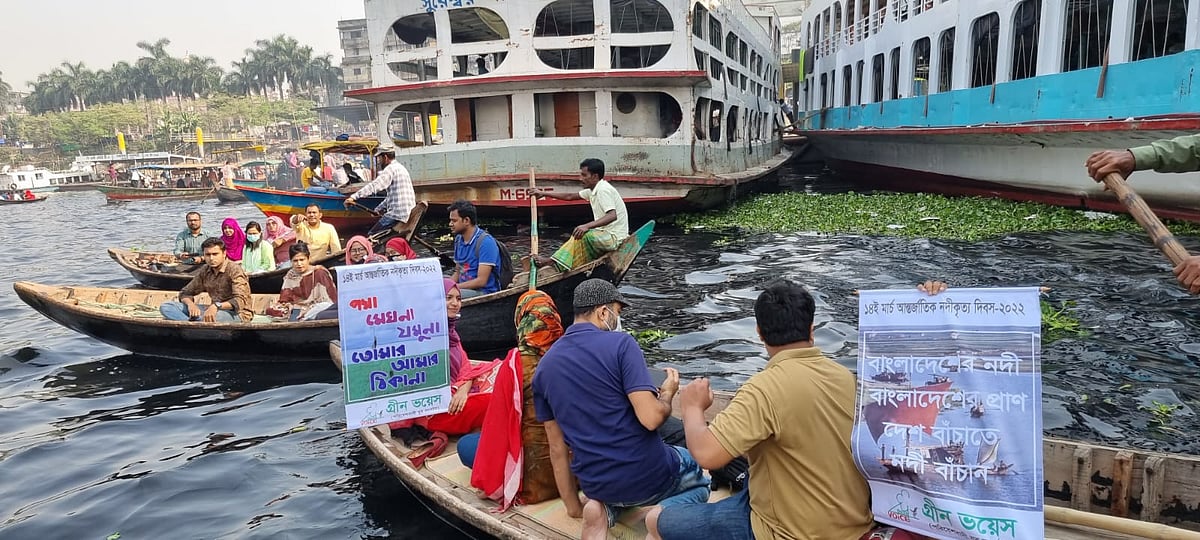 আন্তর্জাতিক নদীকৃত্য দিবস উপলক্ষে আজ সোমবার সদরঘাটের ১ নম্বর টার্মিনালে সমাবেশ ও নৌকামিছিল করেছে পরিবেশবাদী ছাত্র-যুব সংগঠন গ্রিন ভয়েস