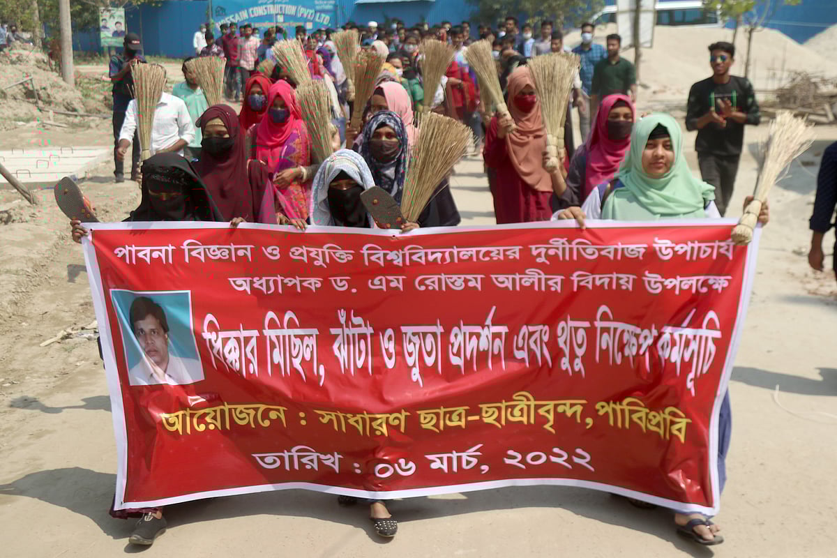 পাবনা বিজ্ঞান ও প্রযুক্তি বিশ্ববিদ্যালয়ের উপাচার্য এম রোস্তম আলীর বিদায়ের দিন ক্যাম্পাসে ধিক্কার মিছিল, ঝাড়ু-জুতা প্রদর্শন ও থুতু নিক্ষেপ কর্মসূচি পালন করে শিক্ষর্থীরা। আজ রোববার দুপুরে