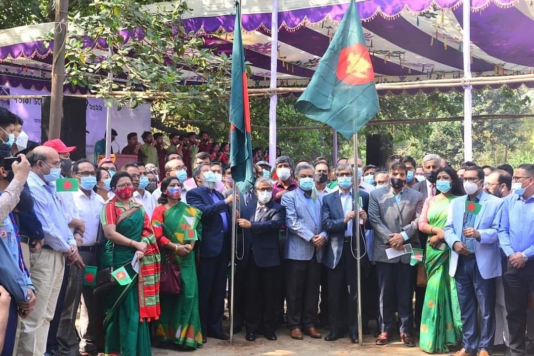 ঐতিহাসিক পতাকা উত্তোলন দিবসে আজ বুধবার ঢাকা বিশ্ববিদ্যালয়ের বটতলায় জাতীয় পতাকা উত্তোলন করেন বিশ্ববিদ্যালয়ের উপাচার্য মো. আখতারুজ্জামান