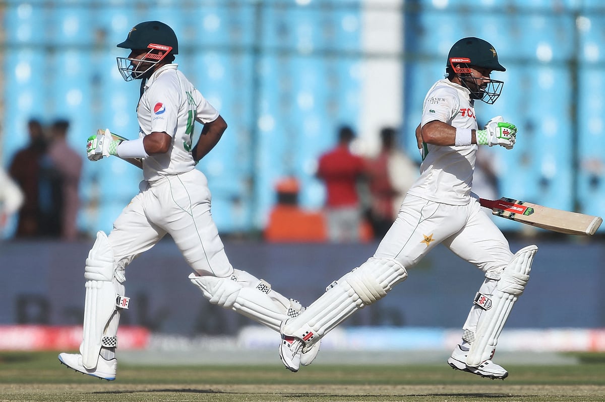 করাচিতে মহাকাব্যিক ড্র করেছে পাকিস্তান