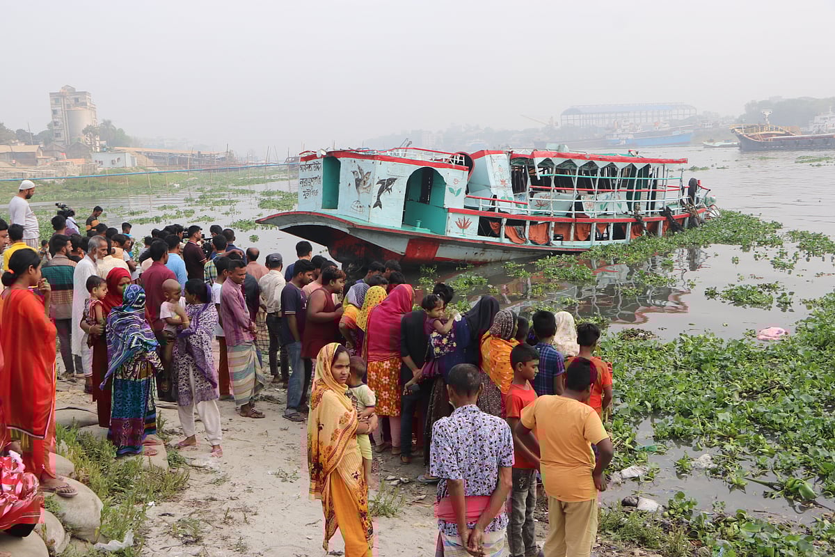 নারায়ণগঞ্জে শীতলক্ষ্যা নদীতে ডুবে যাওয়া লঞ্চটি আজ সোমবার ভোরে উদ্ধারকারী জাহাজ প্রত্যয় উদ্ধার করে নদীর পাড়ে রাখে
