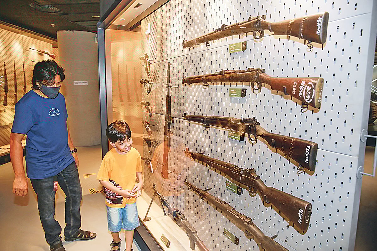 ছয় বছরের ছেলে ইব্রাহিম জোহাদ হককে মুক্তিযুদ্ধে সশস্ত্র বাহিনীর ব্যবহার করা অস্ত্রশস্ত্র দেখাতে নিয়ে এসেছেন বাবা ইমদাদুল হক। গতকাল রাজধানীর বঙ্গবন্ধু সামরিক জাদুঘরে