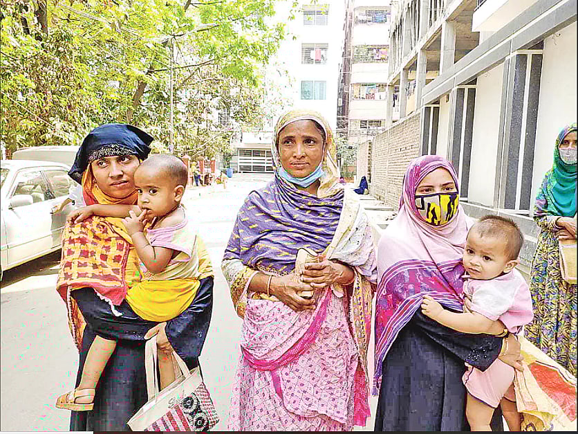 টিসিবির ট্রাকের পণ্য আনতে গিয়েই মায়ের সঙ্গে দেখা হয়ে যায় দুই মেয়ের। তাঁরাও টিসিবির পণ্য কিনতে এসেছেন।