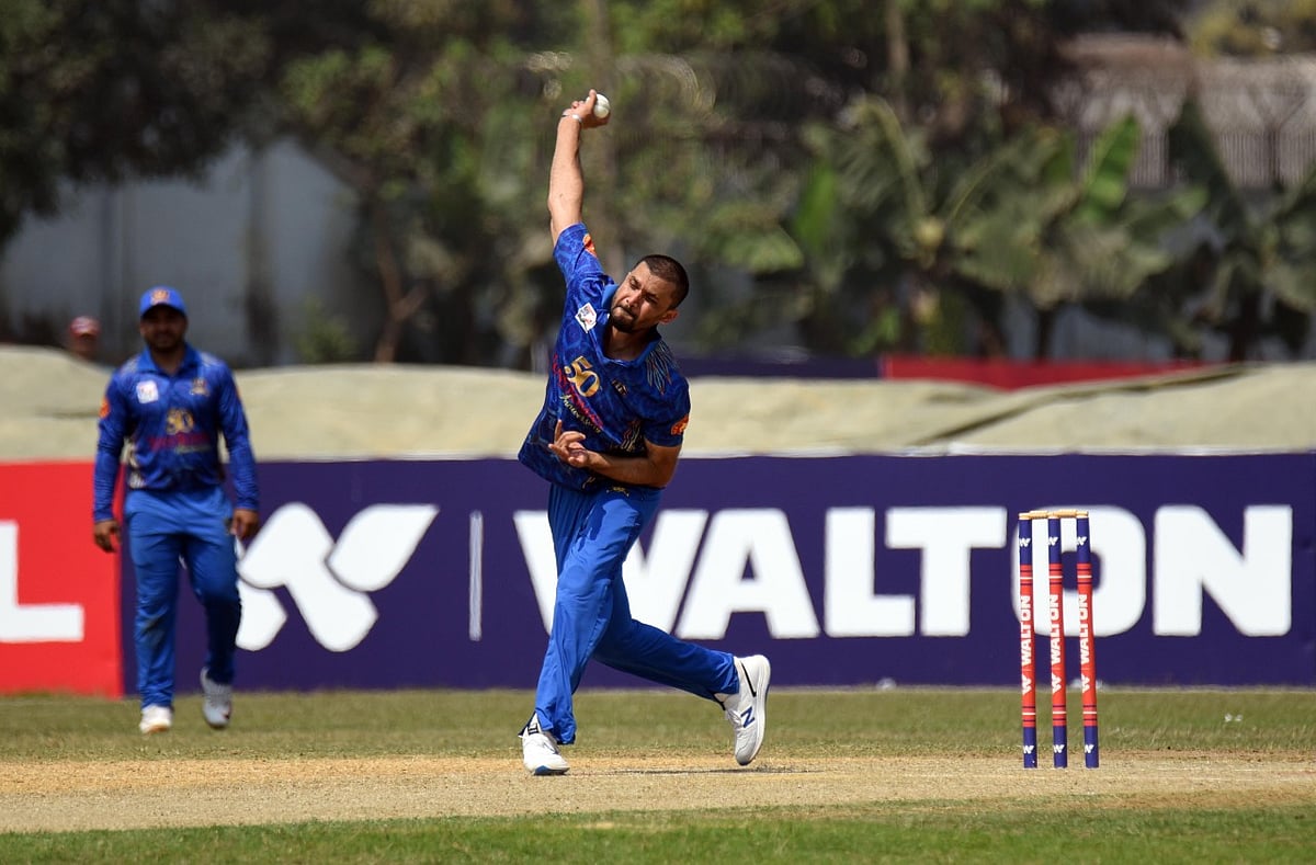 ঢাকা প্রিমিয়ার ক্রিকেট লিগে লিজেন্ডস অব রূপগঞ্জে খেলছেন মাশরাফি বিন মুর্তজা।