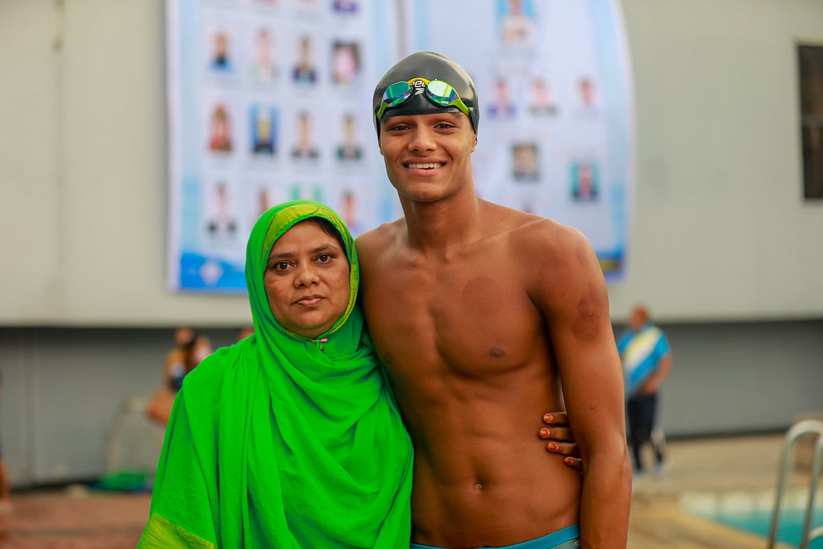 মিরপুর সৈয়দ নজরুল ইসলাম জাতীয় সুইমিং কমপ্লেক্সে মায়ের সঙ্গে সামিউল ইসলাম
