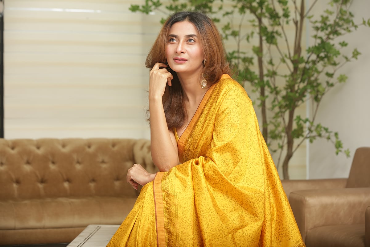 কিছুটা সময় হলেও নিজের জন্য বরাদ্দ রাখুন প্রতিদিন। মডেল: হীরা, সাজ: রেড বিউটি পারলার