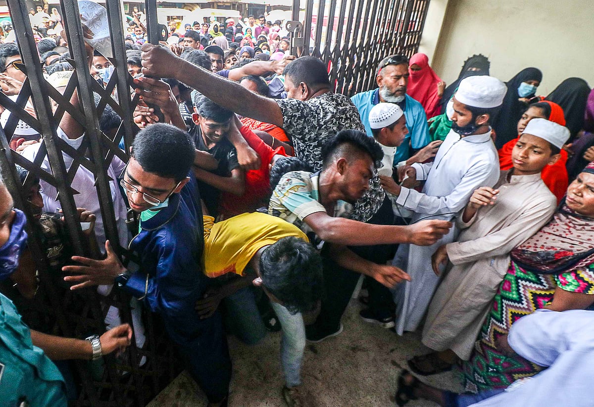 গণটিকার ২য় ডোজসহ শিশুদের টিকা নিতে ভিড় করে সাধারণ মানুষ। এসময় তাড়াহুড়ো করে কেন্দ্রে প্রবেশ করায় শিশুসহ আহত হয় অনেকে। নগর স্বাস্থ্য ভবন, খুলনা, ২৮ মার্চ