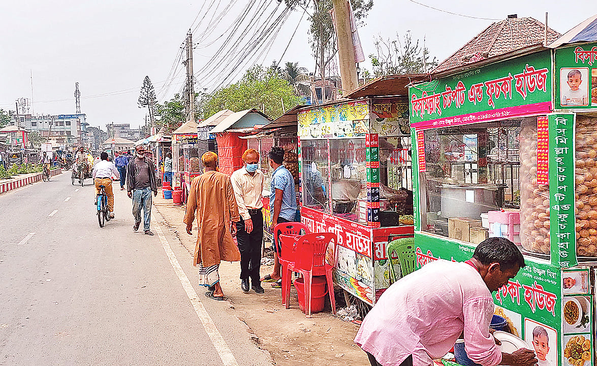 রাস্তার পাশে পিঠাপুরি, জুসসহ খাবারের ব্যবসা করতে চাইলেও নিবন্ধন নিতে হবে, আপত্তি ব্যবসায়ীদের