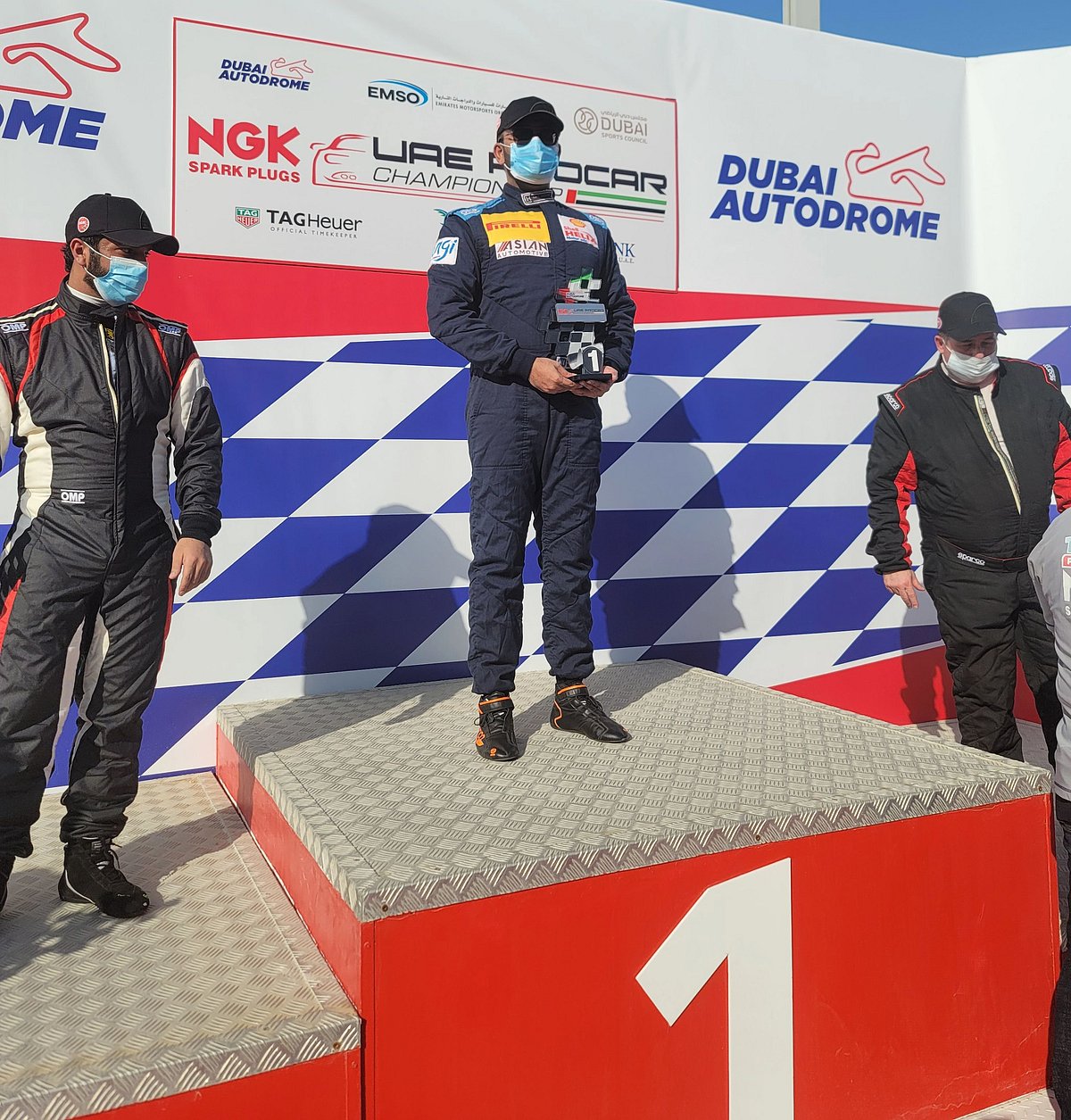 পুরস্কার হাতে অভিক আনোয়ার