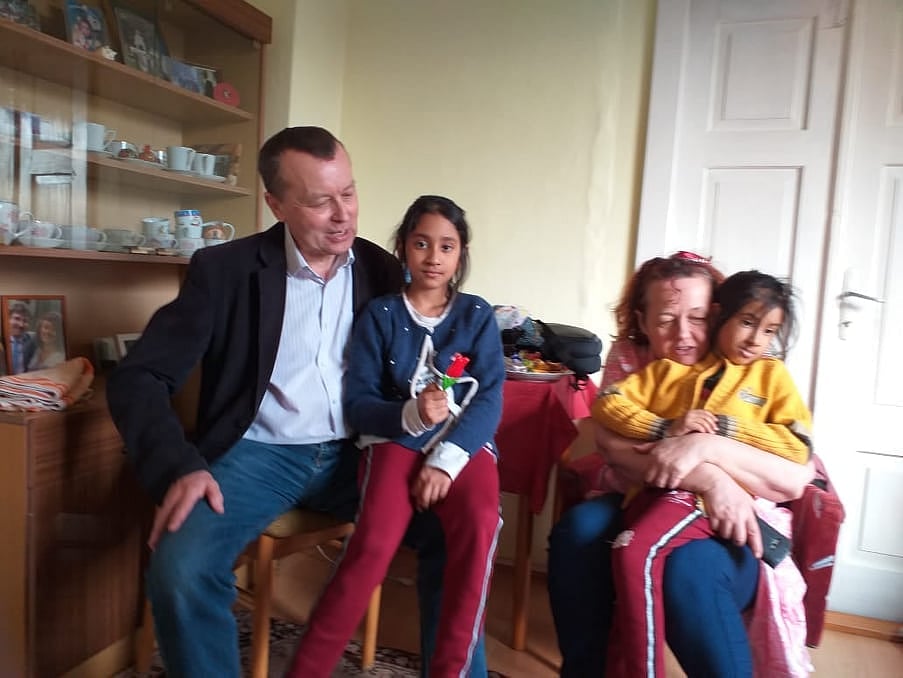 অ্যালেক্স এলিন ও মনিকা জাব্রাশিনা দম্পতির কোলে আউয়ালের দুই সন্তান