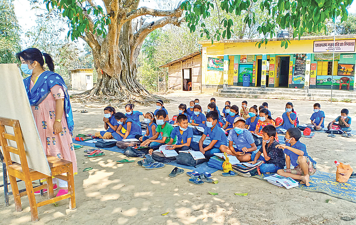 গত বছর ভূমিকম্পের পর পরিত্যক্ত ঘোষণা করা হয়েছে খাগড়াছড়ি সদরের জোরমরম সরকারি প্রাথমিক বিদ্যালয় ভবন। এখন শিক্ষার্থীদের পাঠদান চলে গাছতলায়। গত বুধবার সকালে