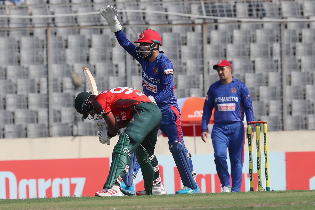 মুনিমের আউট দিয়ে পতনের শুরু। বাংলাদেশ এরপর মাথা তুলে দাঁড়াতে পেরেছে খুব কমই