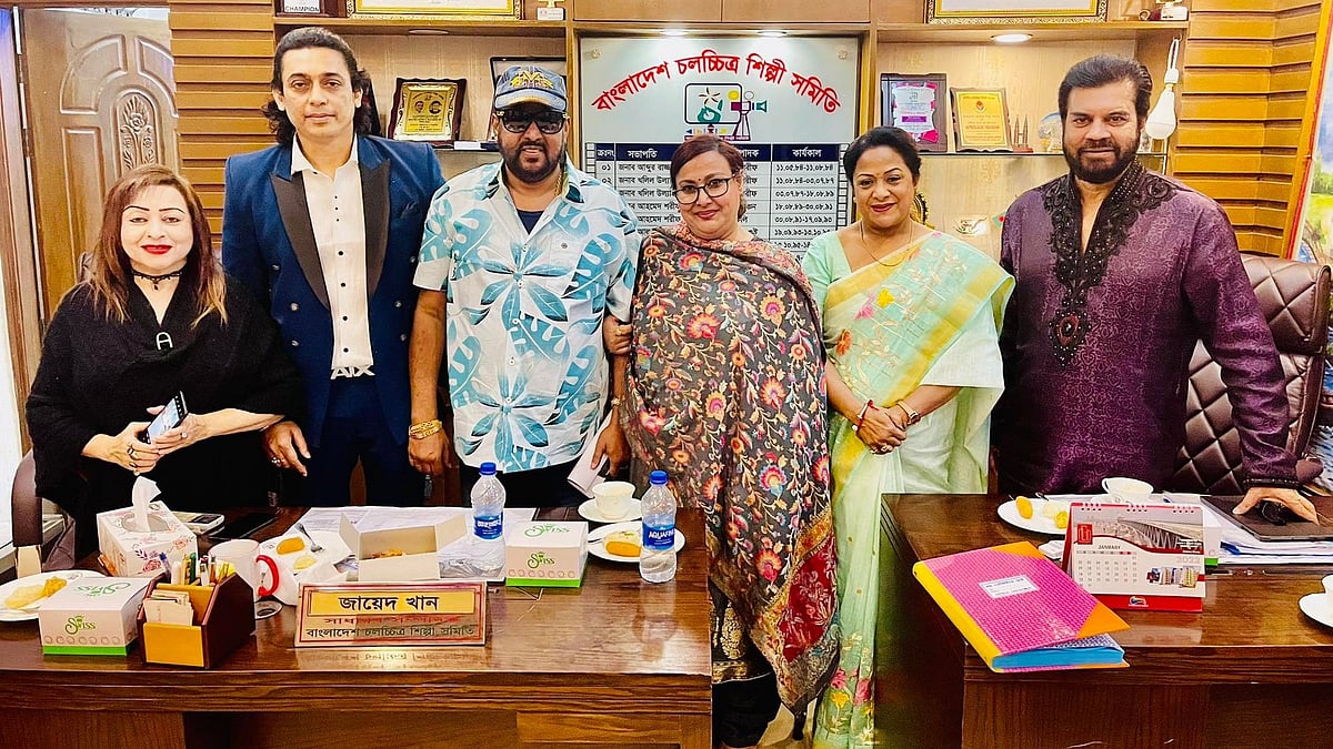 বিকেল সাড়ে চারটায় জায়েদ খানসহ তাঁর প্যানেলের পাঁচজনকে শপথ পড়ান সভাপতি ইলিয়াস কাঞ্চন। এরপরই নির্ধারিত মিটিংয়ে বসেন তাঁরা।