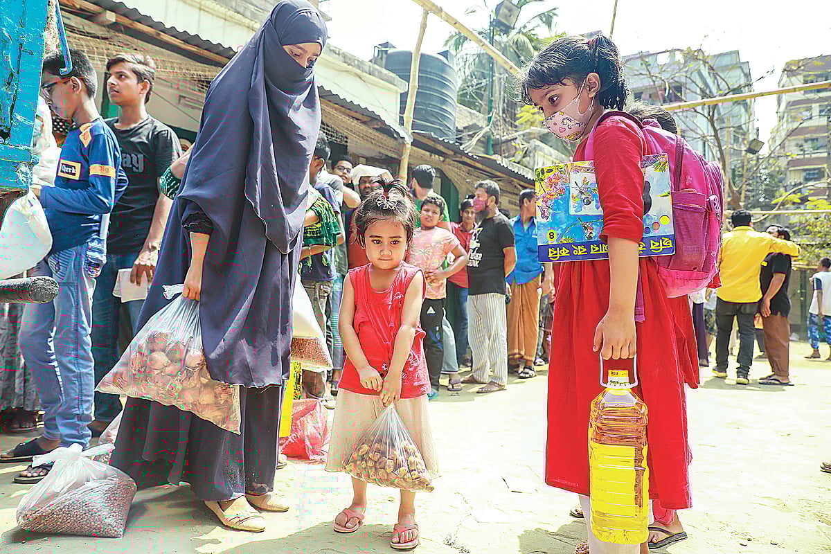 মেয়ে মাইশাকে স্কুলে দিয়ে টিসিবির পণ্য নিতে লাইনে দাঁড়ান সোহাগী আক্তার। দীর্ঘক্ষণ অপেক্ষার পরও পণ্য পাননি। পরে স্কুলে গিয়ে মেয়েকে নিয়ে এসে আবার লাইনে দাঁড়ান তিনি। পরে পণ্য নিয়ে বাড়ি ফেরেন মা–মেয়ে। গতকাল দুপুরে রাজধানীর বাড্ডা জাগরণী সংঘ মাঠে