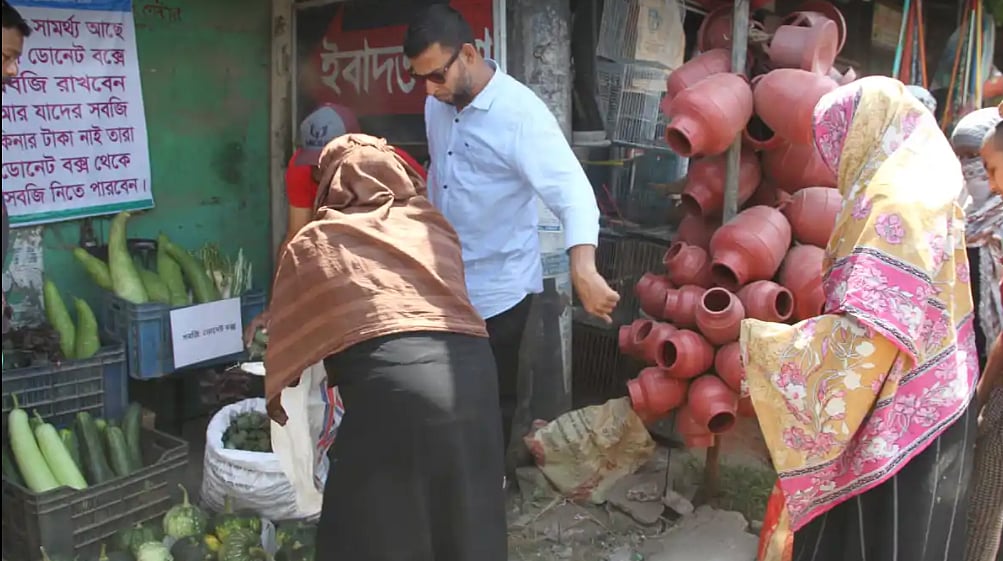 চট্টগ্রামের হাটহাজারী ও রাউজানে যাঁরা ‘মানবিক বাজার’ চালু করেছেন, তাঁরা প্রত্যন্ত গ্রামের।