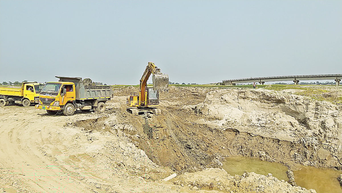 রাজবাড়ীর পাংশা উপজেলার হাবাসপুর ইউনিয়নের গতমপুর সেতু এলাকায় ফসলি জমি থেকে মাটি তুলে বিক্রি করা হচ্ছে। সম্প্রতি তোলা