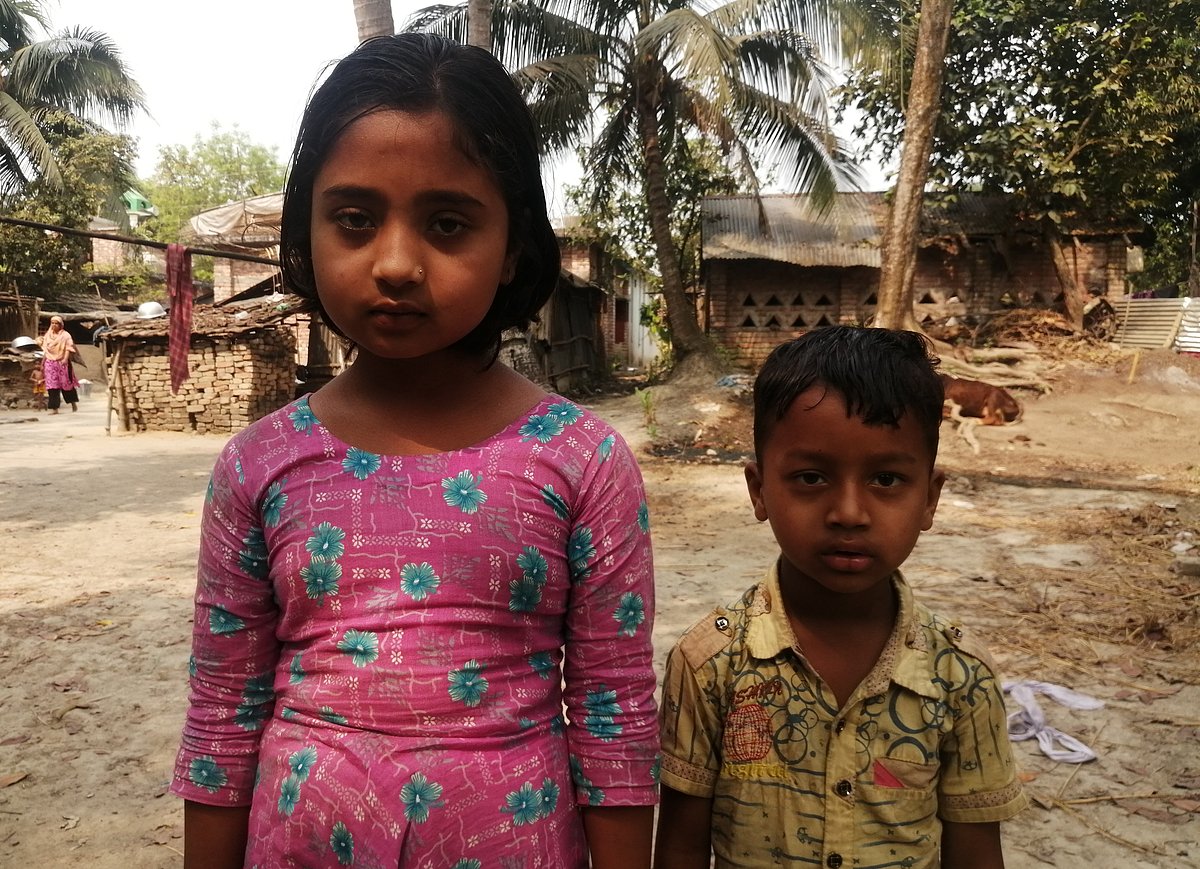 বাবা-মাকে হারিয়ে অসহায় সাকিমা ও সাবিদ। যাকেই দেখছে, ছলছল চোখে তাকিয়ে থাকছে। কিছু বলছে না