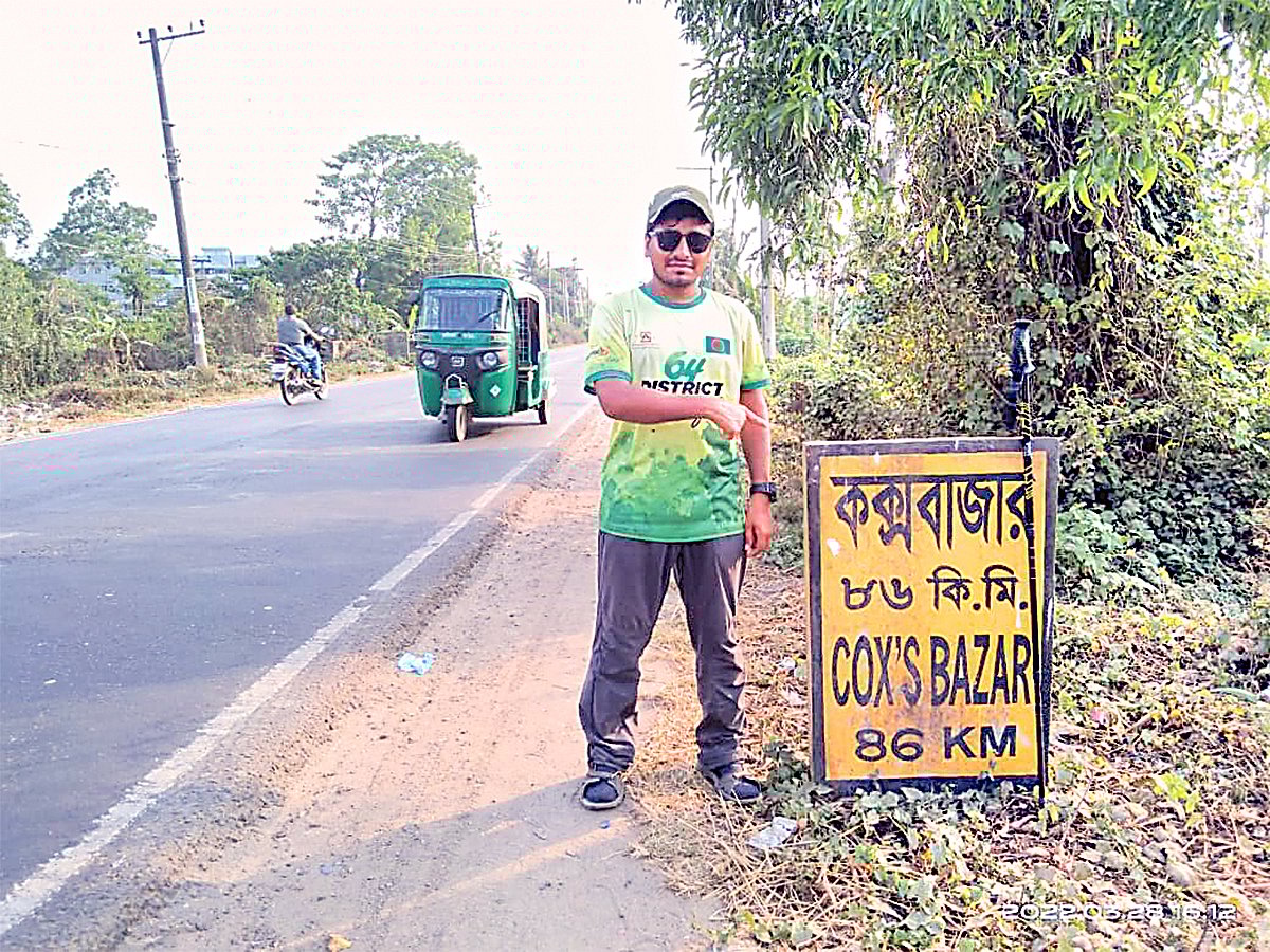 ৭৫ দিনের পদযাত্রা শেষের পথে গত সোমবার সাইফুল ইসলাম। চট্টগ্রাম–কক্সবাজার মহাসড়কের চকরিয়ায়