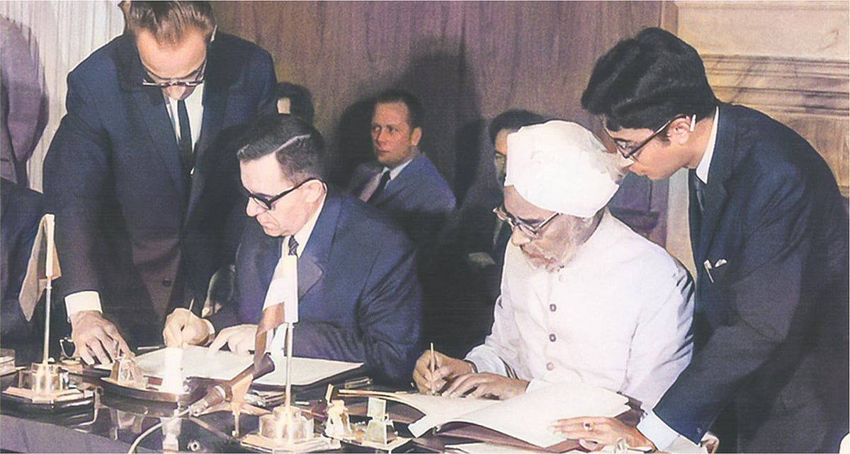 ভারত-সোভিয়েত মৈত্রী চুক্তি স্বাক্ষর করছেন ভারতের পররাষ্ট্রমন্ত্রী সরদার শরণ সিং ও সোভিয়েত পররাষ্ট্রমন্ত্রী এ এ গ্রোমিকো। ৯ আগস্ট ১৯৭১